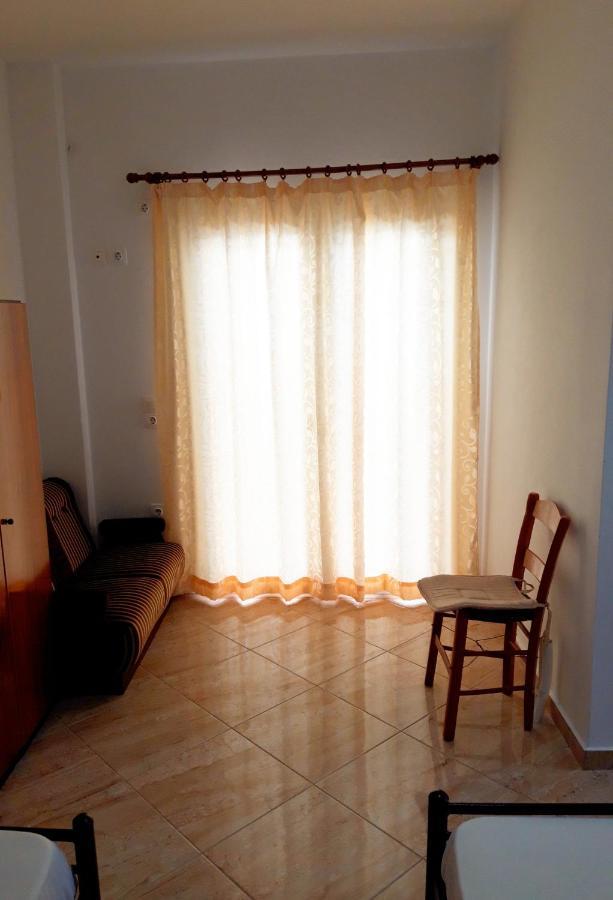 Ενοικιαζόμενα Δωμάτια Γεωργία Σταμούλου Rovies Eksteriør billede