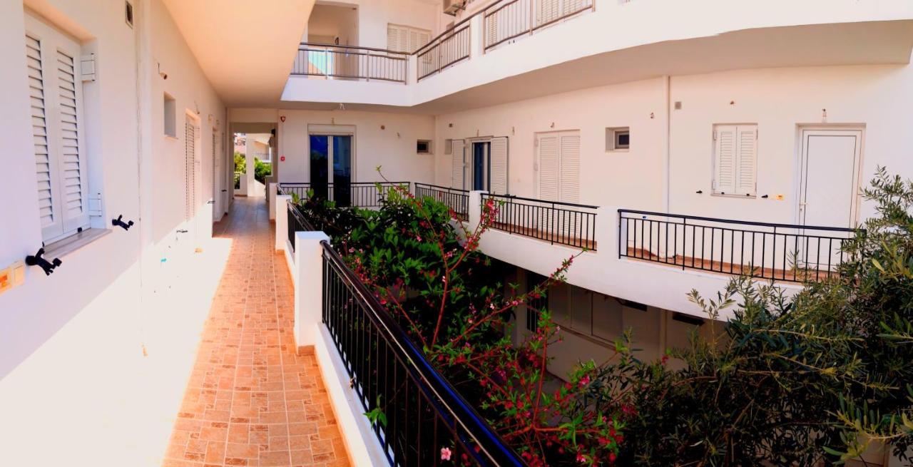 Ενοικιαζόμενα Δωμάτια Γεωργία Σταμούλου Rovies Eksteriør billede